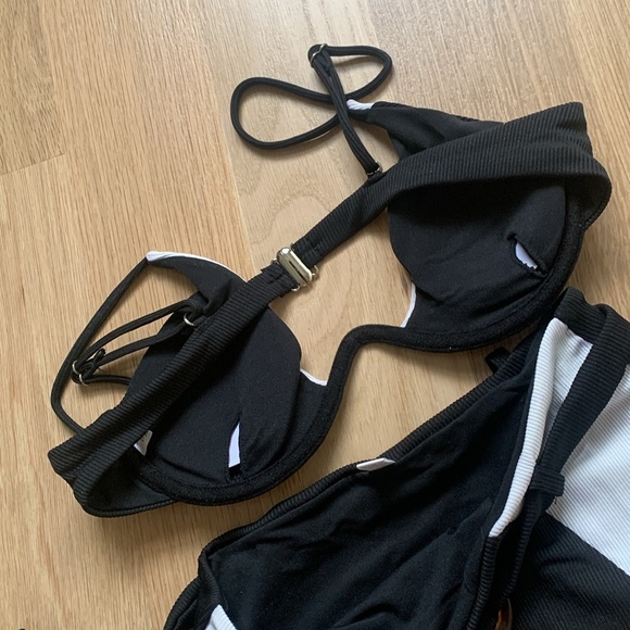 Black and white minimalist bikini with padding high waisted cheeky swimsuit - Picture 5 of 7